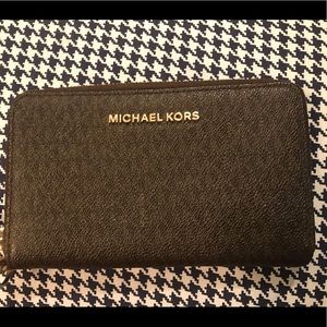 Michael Kors Large zip walllet